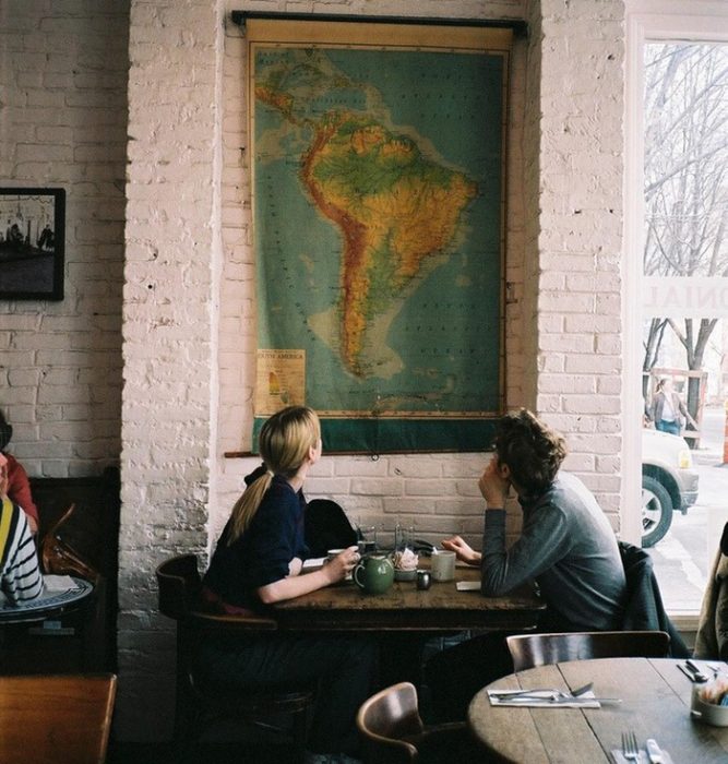 pareja en un restaurante viendo un mapa 