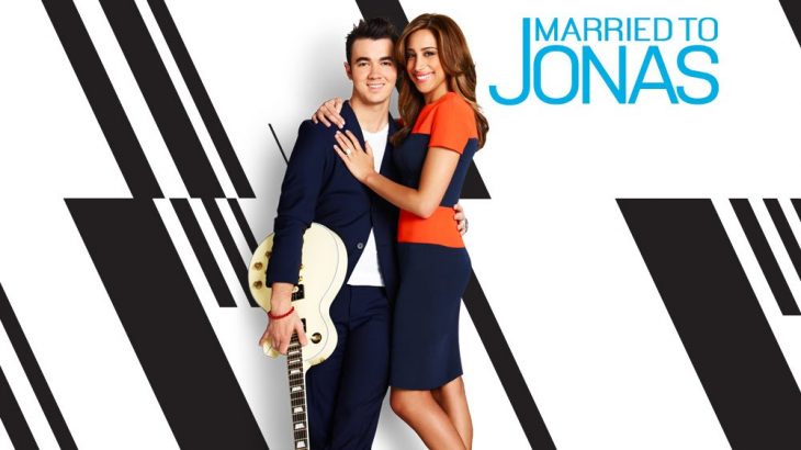 programa de television married to jonas hombre con guitarra abraza esposa