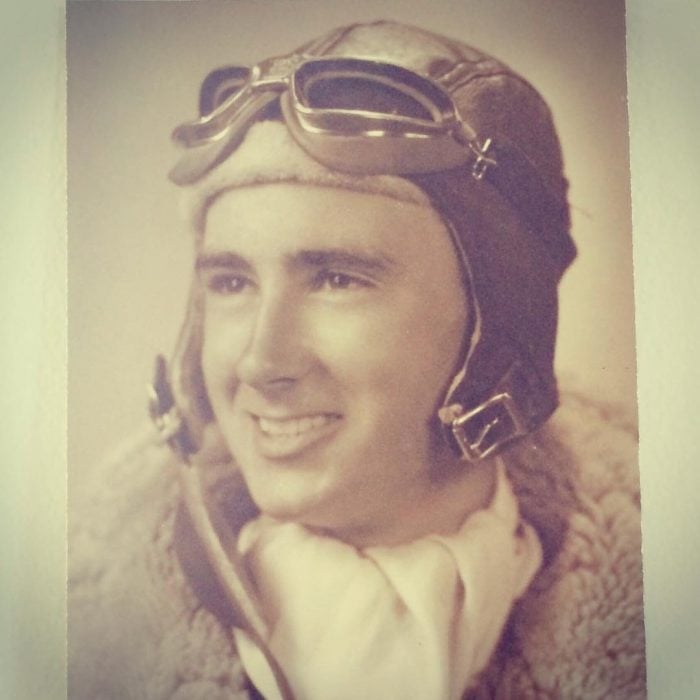 abuelo que era aviador en una fotografía antigua a blanco y negro 