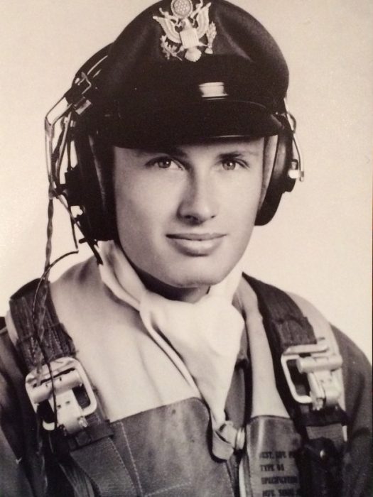 abuelo guapo que era piloto en una fotografía antigua a blanco y negro