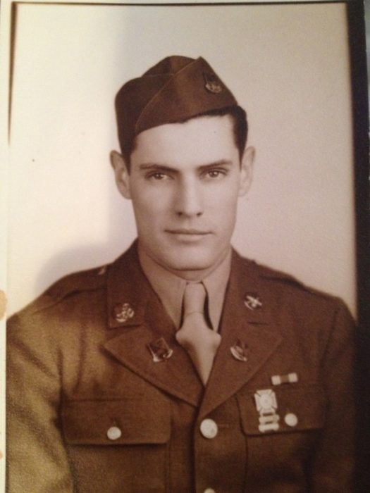 abuelo guapo que era militar en una fotografía antigua a blanco y negro 