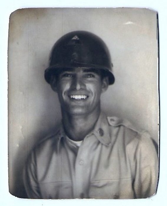 abuelo guapo que era militar en una fotografía antigua a blanco y negro 