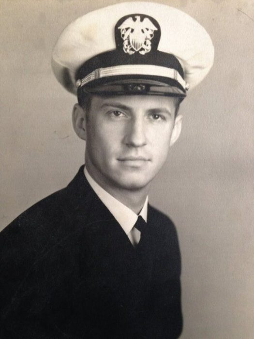 abuelo guapo que era marine en una fotografía antigua a blanco y negro 