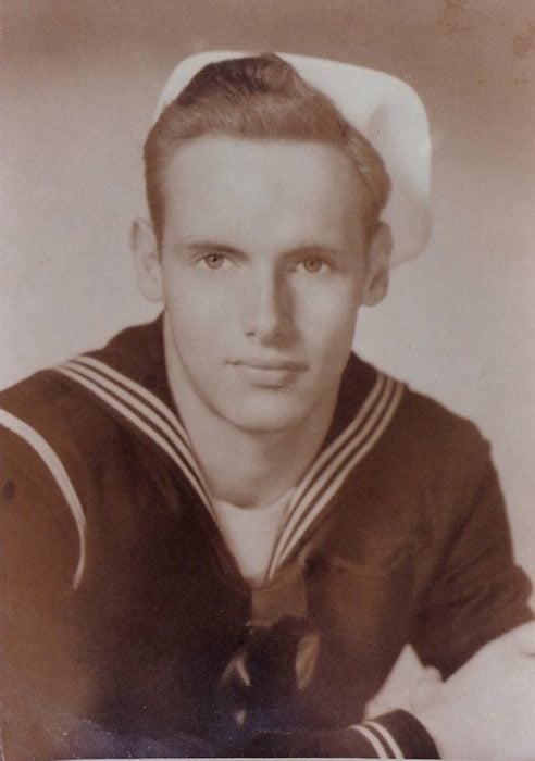 abuelo guapo que era marinero en una fotografía antigua a blanco y negro 