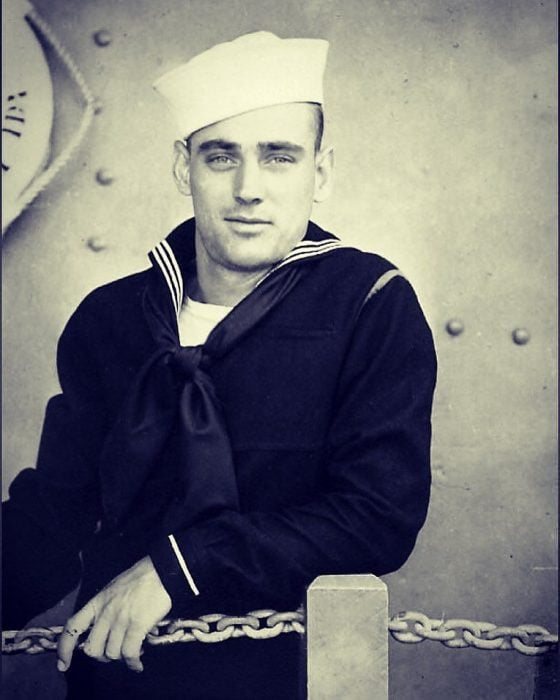abuelo guapo que era marinero en una fotografía antigua a blanco y negro 