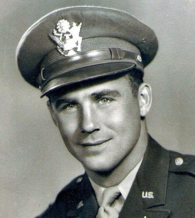 abuelo guapo que era militar en una fotografía antigua a blanco y negro 