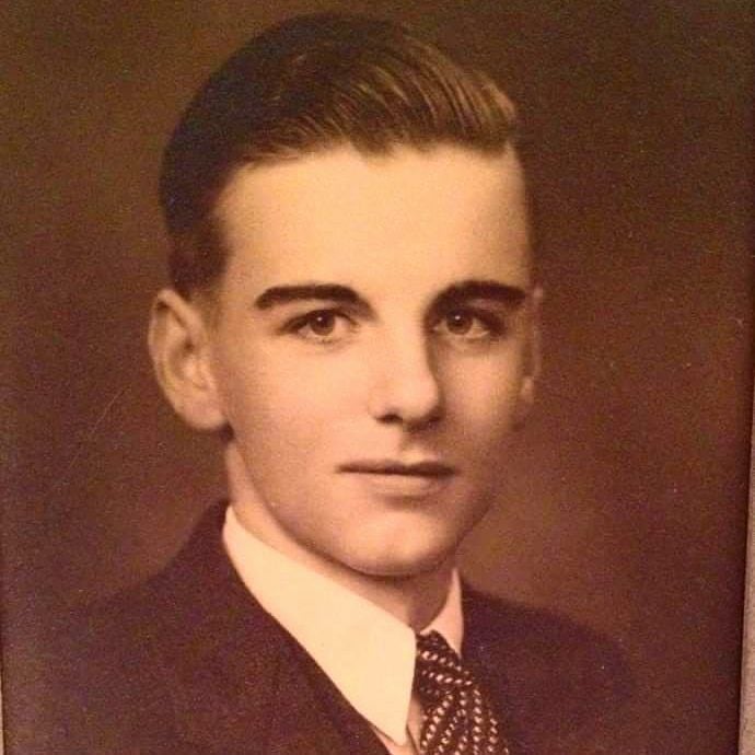 abuelo guapo en una fotografía antigua a blanco y negro 