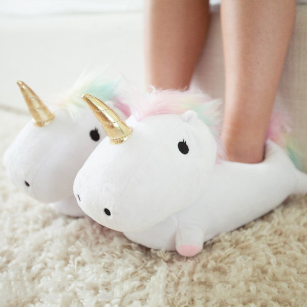 Pantunflas de unicornio en color blanco con la crin en colores distintos 