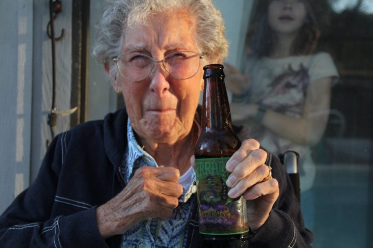 Norma con una cerveza en la mano 