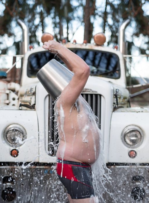 batalla photoshop en reddit hombre sensual echándose agua encima cubeta en la cabeza