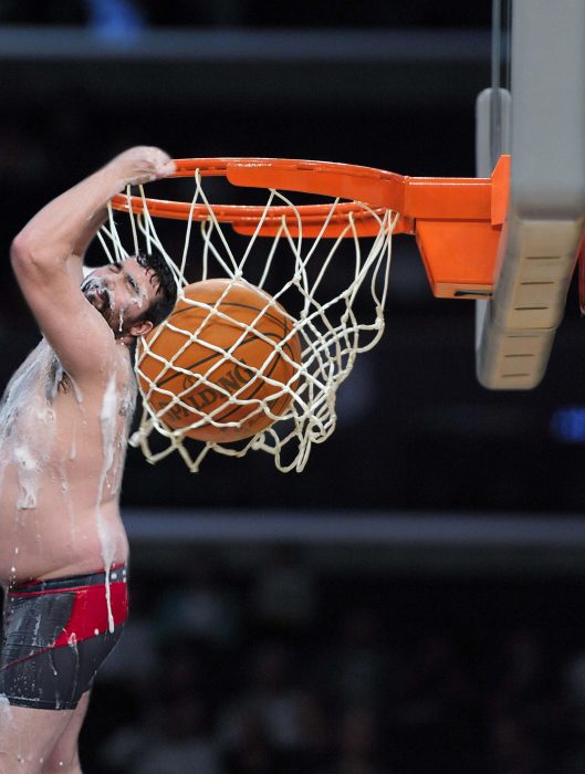 batalla photoshop en reddit hombre sensual echándose agua como si clavara balón de basquet ball