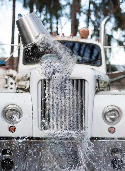 batalla photoshop en reddit hombre sensual echándose agua efecto hombre invisible