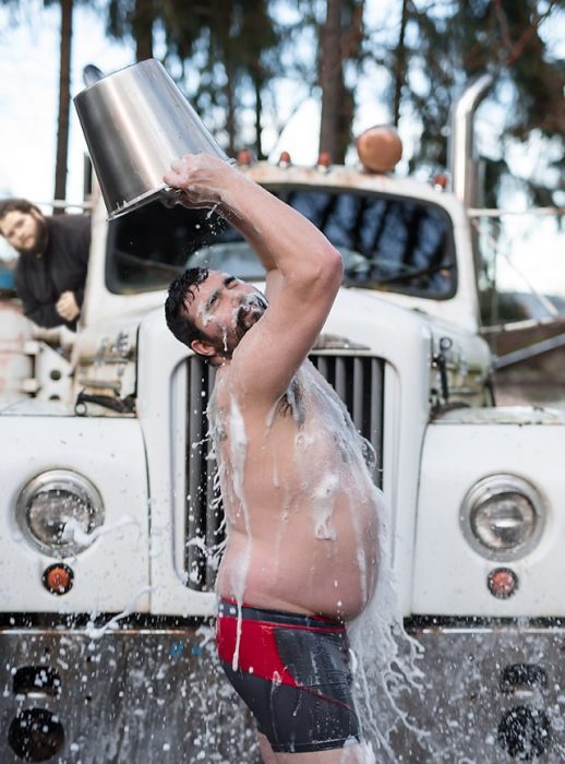 batalla photoshop en reddit hombre sensual echándose agua con un hombre observando