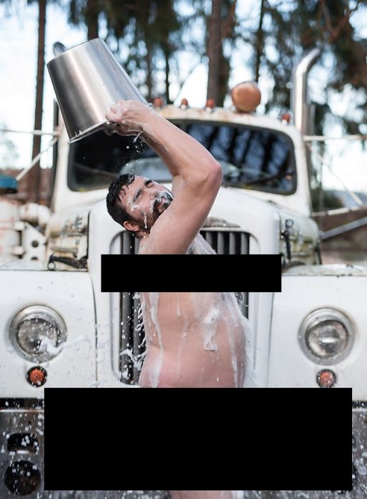 batalla photoshop en reddit hombre sensual echándose agua con cuadros de censura