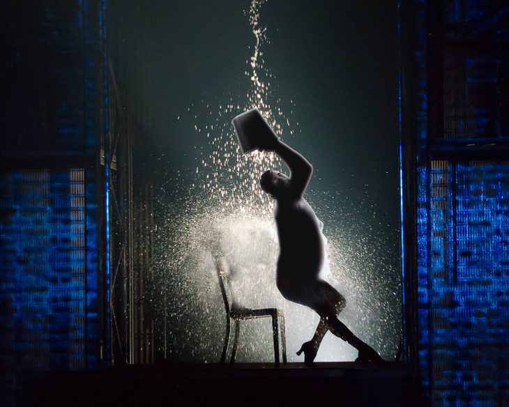 batalla photoshop en reddit hombre sensual echándose agua como Flashdance