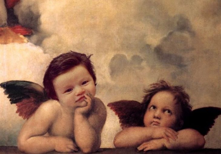 Montaje de bebé isabella con demasiado cabello en una pintura de ángeles 