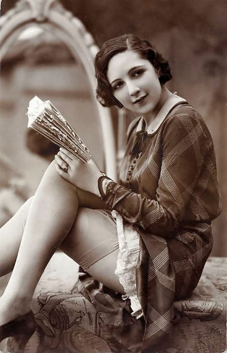 fotografía antigua de mujer con un libro