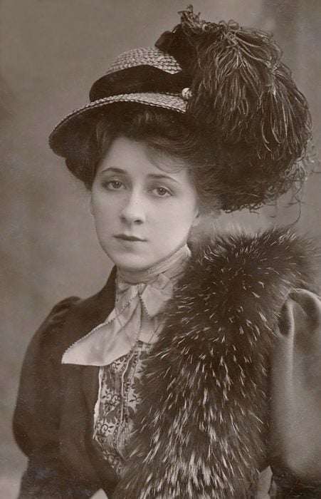 fotografía antigua de mujer con sombrero de plumas Mrs. Valli Valli