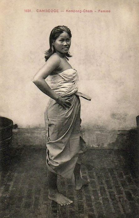 fotografía antigua de mujer camboyana 