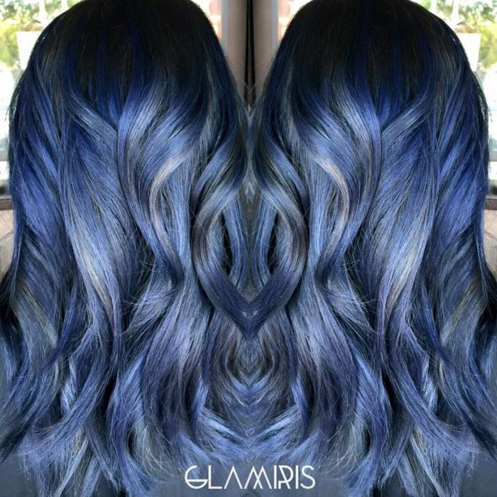 Chica con cabello azul y mechas gris