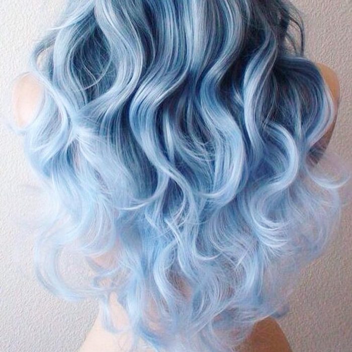 Cabello azul con tonalidades claras 