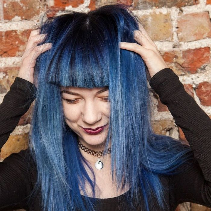 Chica con el cabello azul con negro