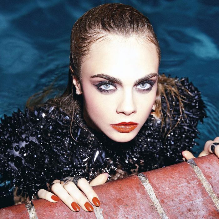 Modelo Cara Delevingne saliendo de una piscina maquillada