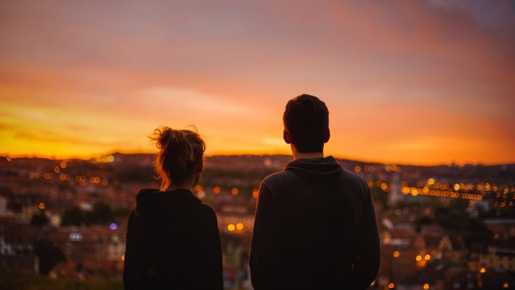 Pareja viendo al horizonte 