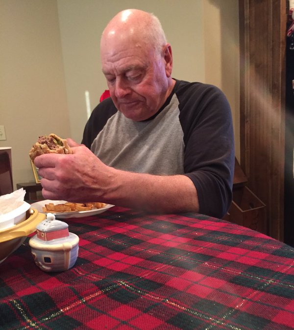 Abuelo cenando solo cuando ninguno de sus nietos lo visito 