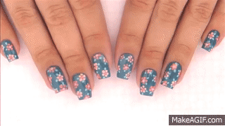 GIF uñas con diseños florales 