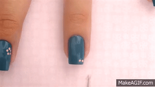 GIF cómo crear flores en las uñas con herramienta punteada 