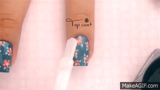 GIF aplicación de esmalte transparente para sellar un diseño en las uñas