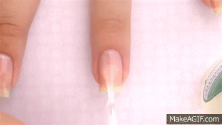 GIF aplicación de esmalte transparente en las uñas 