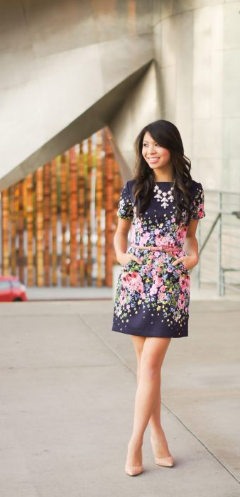 Chica usando un vestido en color azul con estampado de flores 