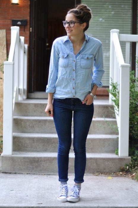 Chica usando jeans y blusa de mezclilla