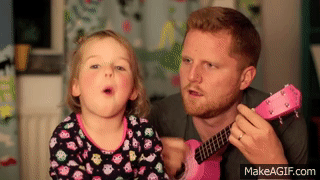 GIF niña y su padre cantando con una guitarra 