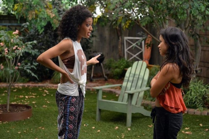 Hermanas discutiendo en el jardín de una casa