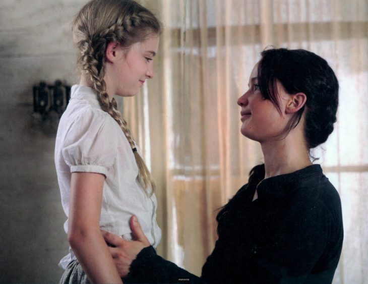 Escena de la película los juegos del hambre. Katniss junto a su hermana prim 
