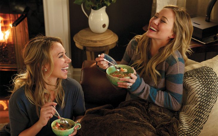 Escena de la película chicas materiales. Hermanas comiendo cereal 