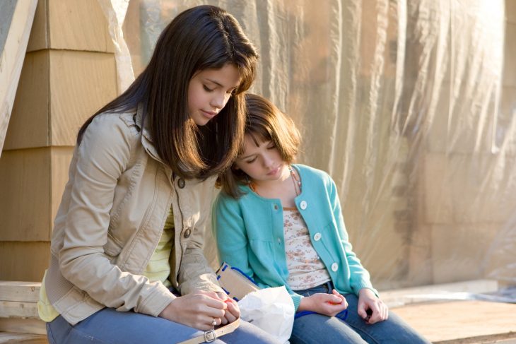 Escena de la película ramona y bezus. Chica leyendo un cuento a su hermana 