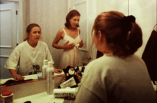 GIF escena de la película pide un deseo, hermanas compartiendo el baño 