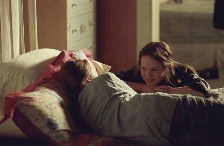 Escena de la película My sisters keeper. Chica observando a su hermana recostada en la cama 
