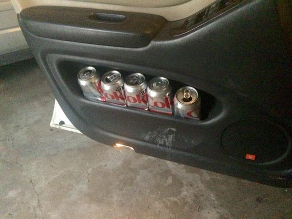 puerta de coche con latas de coca cola light