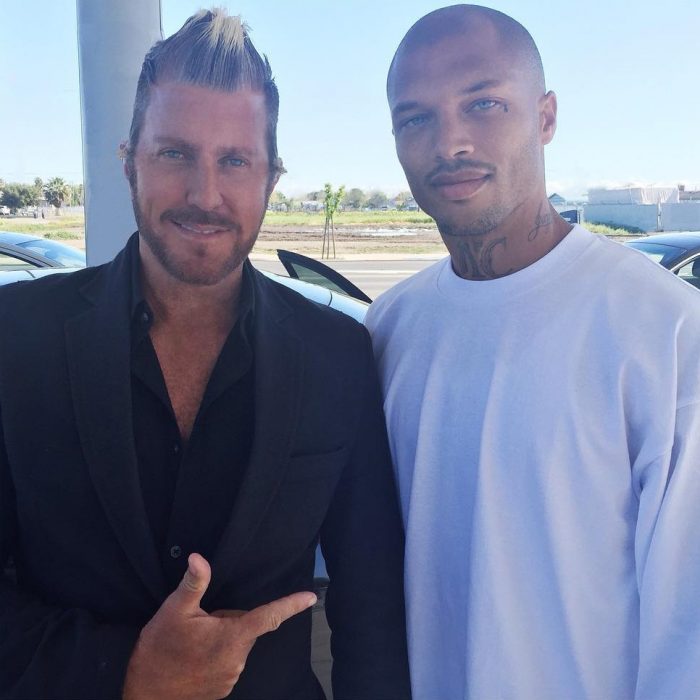 Jeremy Meeks el criminal más sexy del mundo junto a su representante 