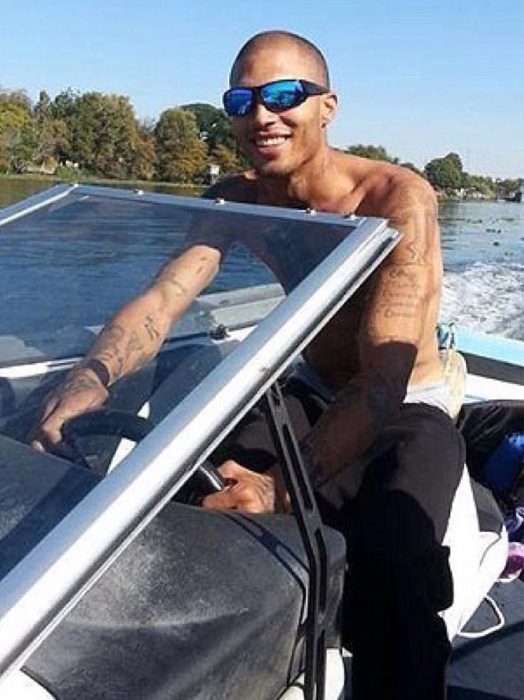 Jeremy Meeks el criminal más sexy del mundo conduciendo una lancha 