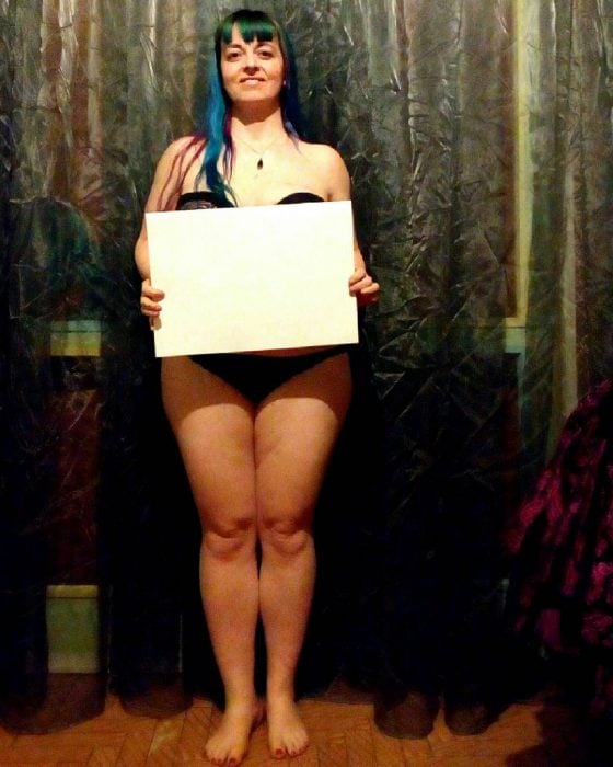 Chica desnuda sosteniendo una hoja de maquina para el A4 challenge