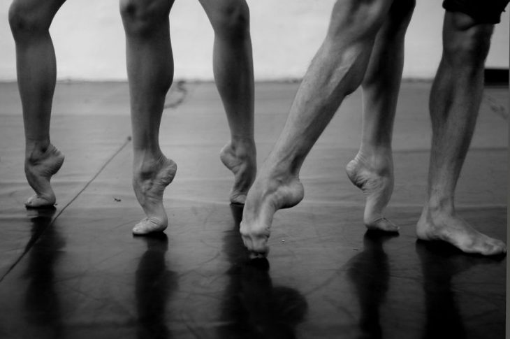 Pies de algunas bailarinas de ballet