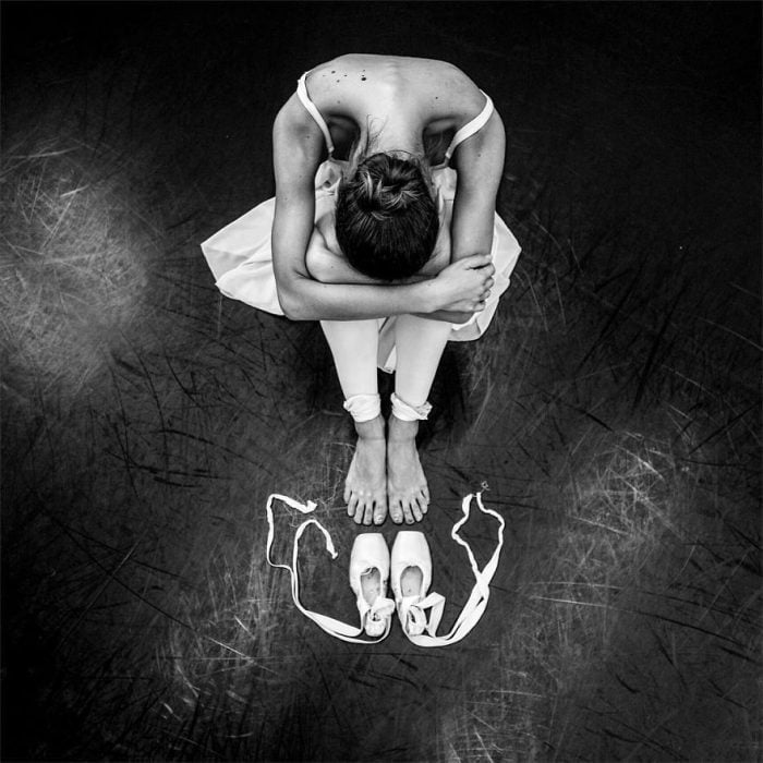 Bailarina de ballet viendo sus zapatillas 
