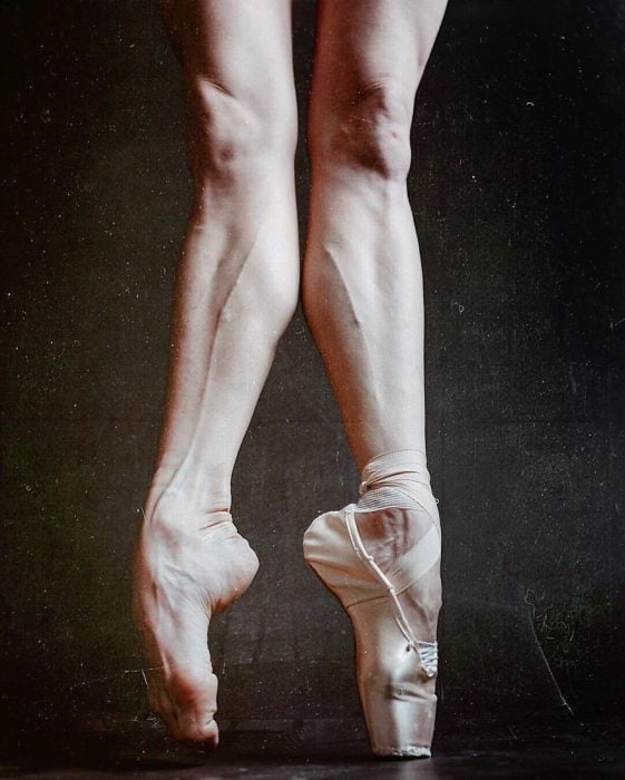Bailarina de ballet mostrando sus pies con y sin zapatillas