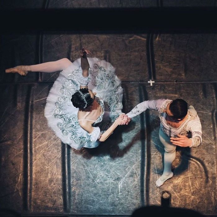 Bailarines de ballet en un teatro 